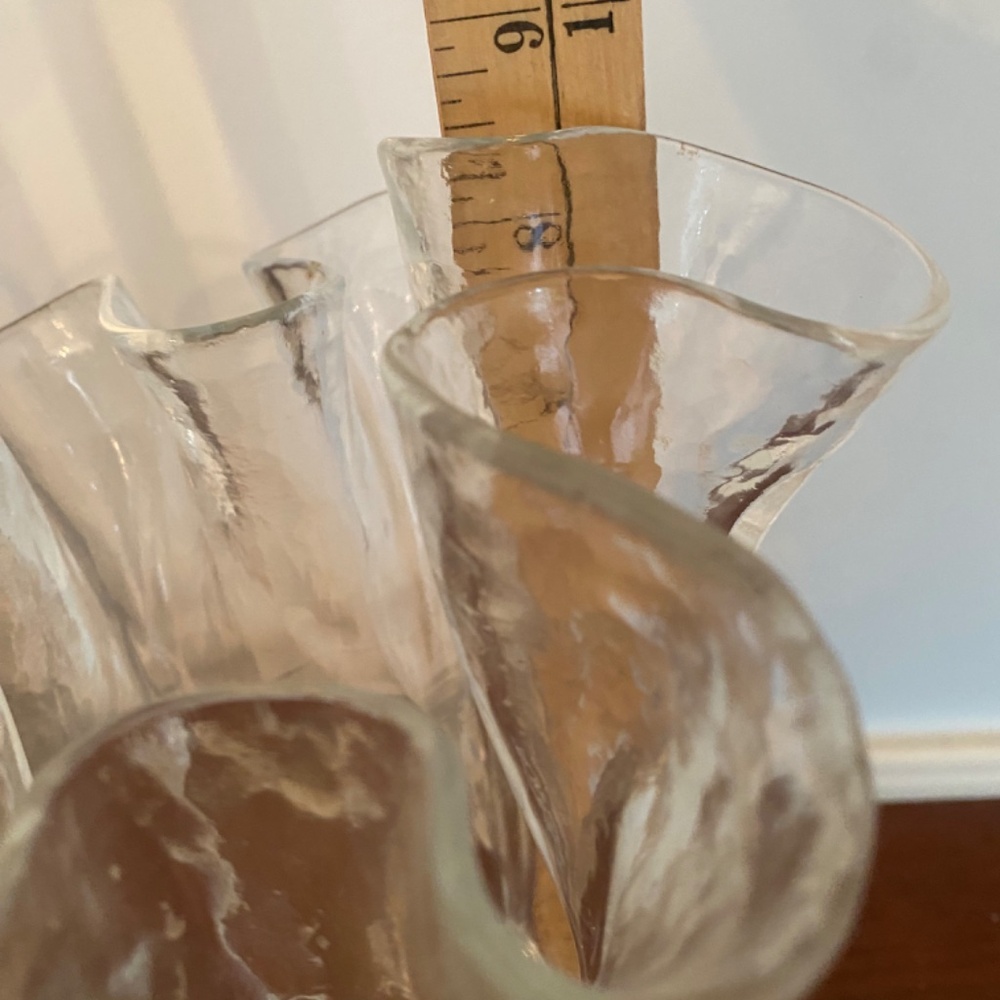 Glass ruffle edge vase - Picture 5 of 6